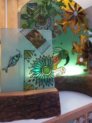 Panneau en verre artisanal sur socle en bois – Fait main