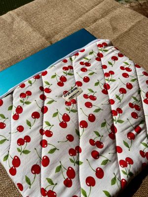 pochette pc cerise avec doublure à l'intérieur